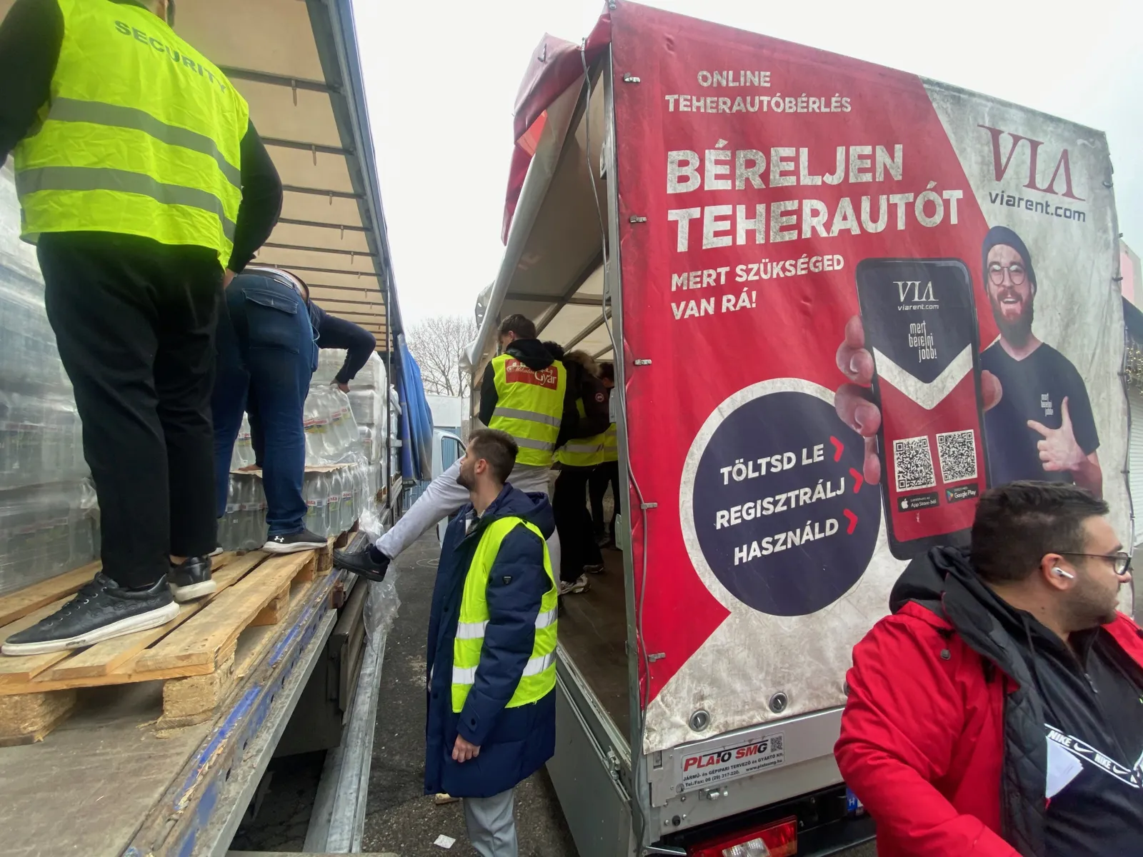 Önkéntesek rakodják az adományokat